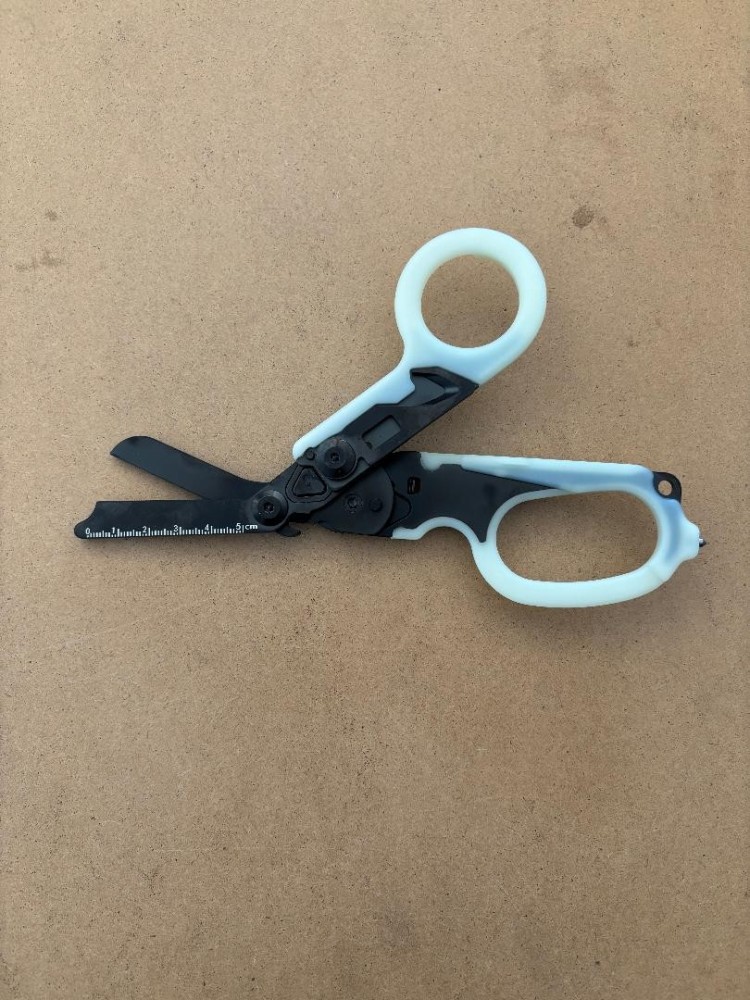 NewFoldingCompactLineShearsPhosphorescenceHandlesBlack420SSBlade