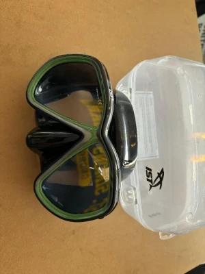 IST Martinique Mask " Green Trim / Black Skirt" Includes hard plastic box! 1 Only!! - Product Image