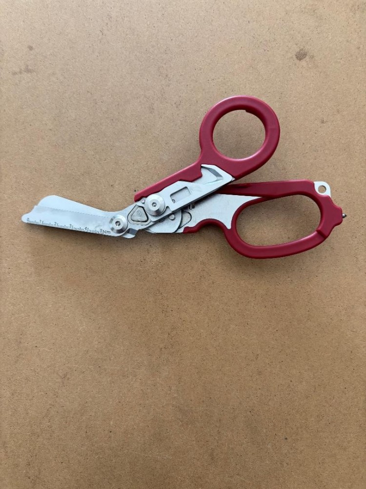 NewColorFoldingCompactLineShearsRedHandles420SSBlade