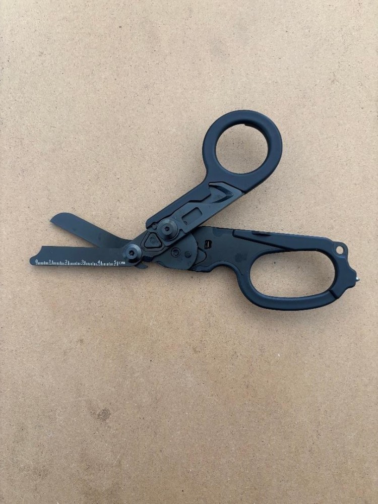 NewFoldingCompactLineShearsBlackHandlesBlack420SSBlade