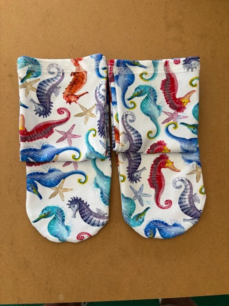 NewSpandexTubularWatersocksSeahorse2DesignWhiteSockwcolorSeahorses