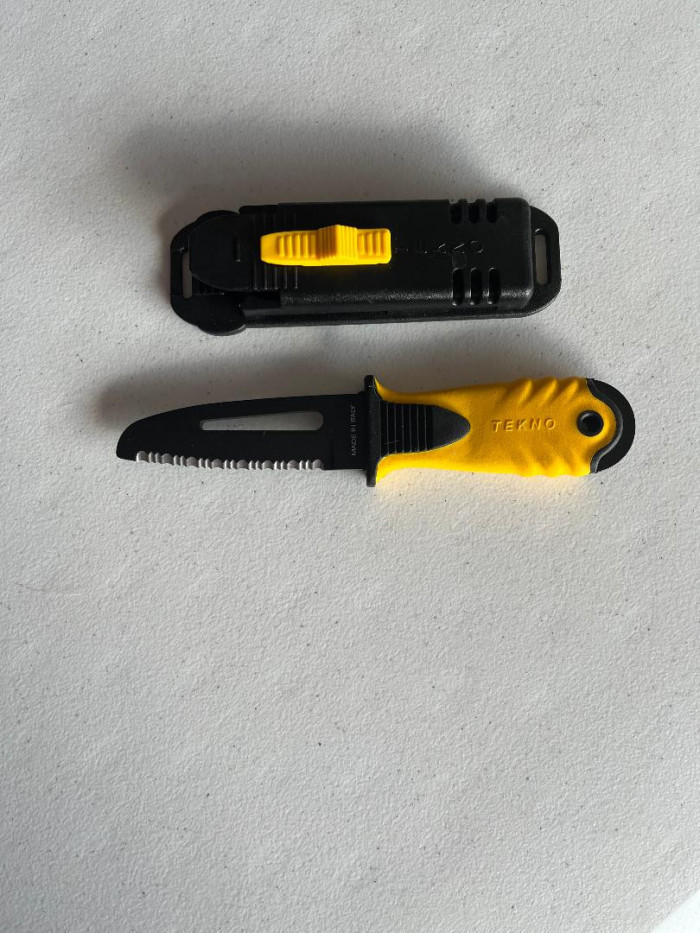 SpecialMacTeknoRescueBBlackCoatedKnifewYellowHandle1only