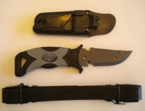 TitaniumPointedCoatedKnifewithPlasticShealthT-1